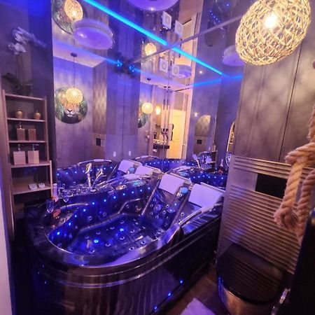 Wola Wyjatkowe: Luxe Studio with Jacuzzi, Sauna & Prosecco Warsaw Exterior photo