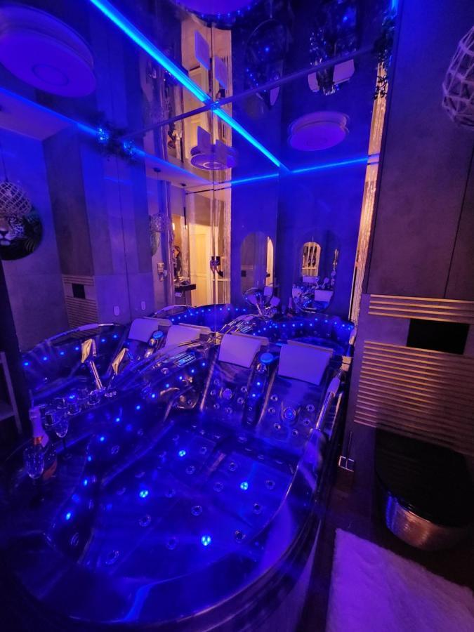 Wola Wyjatkowe: Luxe Studio with Jacuzzi, Sauna & Prosecco Warsaw Exterior photo