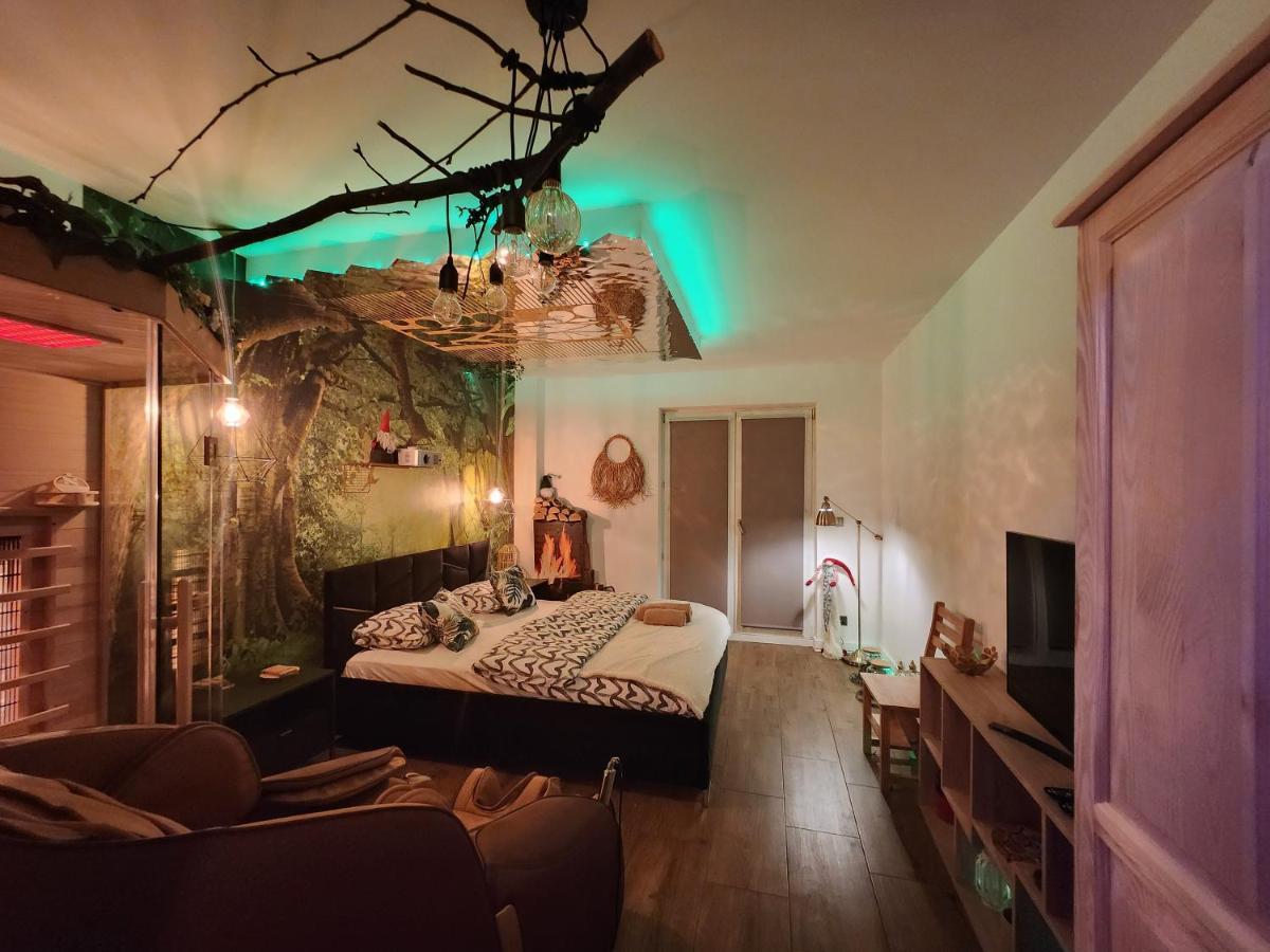 Wola Wyjatkowe: Luxe Studio with Jacuzzi, Sauna & Prosecco Warsaw Exterior photo