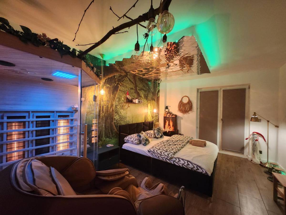 Wola Wyjatkowe: Luxe Studio with Jacuzzi, Sauna & Prosecco Warsaw Exterior photo
