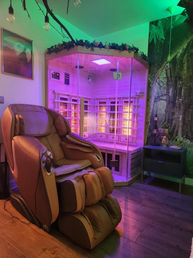 Wola Wyjatkowe: Luxe Studio with Jacuzzi, Sauna & Prosecco Warsaw Exterior photo